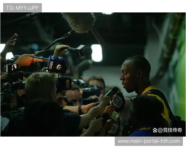 裁判VAR复核引争议，狼队球员围堵施压瞬间